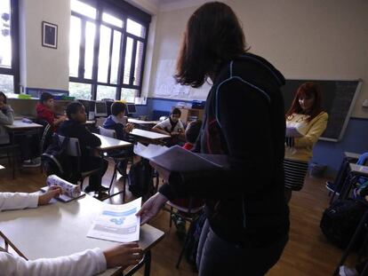 Alumnos del colegio Palacio Valdés, en Madrid, antes de la prueba.