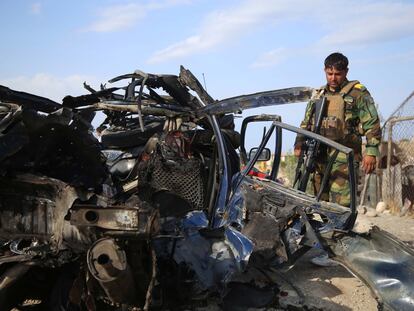 Un militar junto a los restos de un coche alcanzado por una bomba que mató a seis civiles el pasado 21 de julio en Jalalabad, Afganistán.