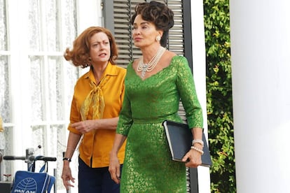 Susan Sarandon habla a Jessica Lange en 'Feud'.