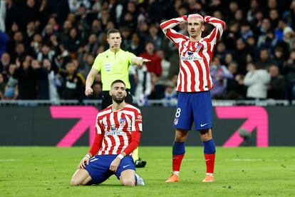 Carrasco y Griezmann se lamentan tras una ocasión de gol fallada.