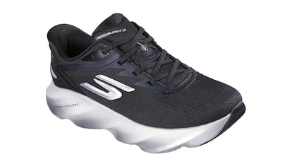 Running shoes with carbon plate