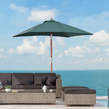 Hoy hay opciones de diseño en todo el rango de precios: desde sombrillas de 15 euros hasta parasoles que superan con creces los 1.000. En la imagen, sombrilla de camping, de Outsunny, disponible en Decathlon.