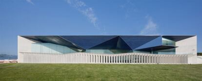 Vista exterior del auditorio Teulada, en Alicante, obra de Patxi Mangado.