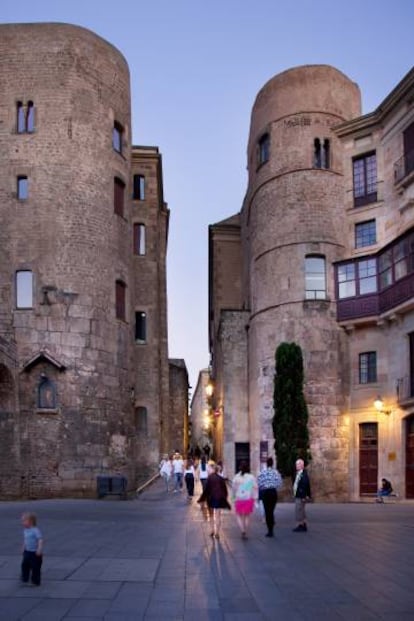 La calle del Bisbe desde la plaza Nova, en Barcelona.