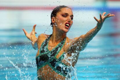 Andrea Fuentes compitiendo en la rutina técnica del Campeonato de Europa de Natación.