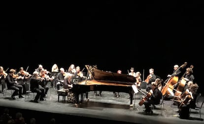 Martha Argerich tocando como solista el 'Primer concierto' de Liszt con la Kremerata Baltica, este jueves en Bilbao.