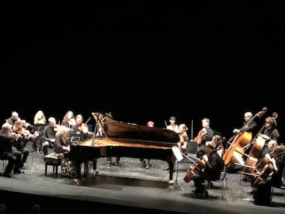 Martha Argerich tocando como solista el 'Primer concierto' de Liszt con la Kremerata Baltica, este jueves en Bilbao.