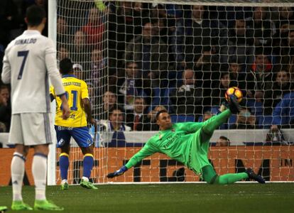 Jonathan Viera marca de penalti ante Keylor Navas. 