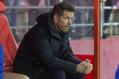 El técnico argentino del Atlético de Madrid, Diego Pablo Simeone, durante le encuentro correspondiente a la primera eliminatoria de la Copa del Rey contra el Almazán.