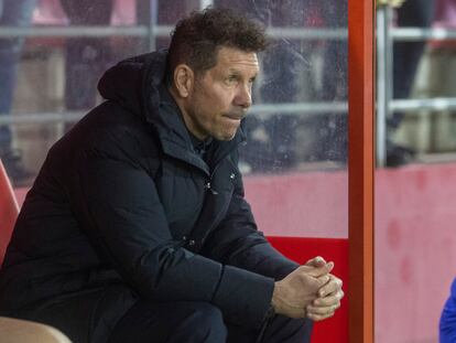 El técnico argentino del Atlético de Madrid, Diego Pablo Simeone, durante le encuentro correspondiente a la primera eliminatoria de la Copa del Rey contra el Almazán.