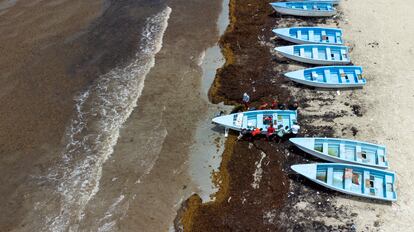 Vista aérea de los pescadores aparcando las lanchas a la orilla de la playa. 