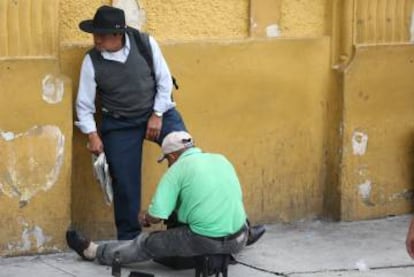 Desde primera hora de la mañana, los lustreros ocupan las calles del centro histórico de la capital de Guatemala para ganar los pocos más de 100 quetzales que pueden conseguir al día.