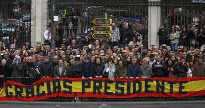 Un grupo de personas espera el paso del f&eacute;retro de Su&aacute;rez.