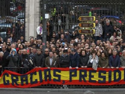 Un grupo de personas espera el paso del f&eacute;retro de Su&aacute;rez.