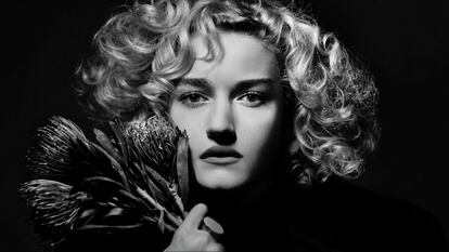 A atriz Julia Garner retratada pelo fotógrafo escocês Albert Watson. "Eu não queria me limitar a retratar uma série de personagens, mas criar uma história complexa, com dimensões diferentes. Eu gostaria que fosse entendido que meu objetivo era a fotografia pura: analisar as mulheres antes da câmera e inventar várias situações que proporia uma visão positiva da feminilidade atual ", explica Watson.