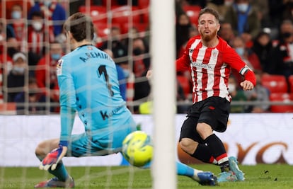 Muniain bate a Remiro en la acción del cuarto gol del Athletic.