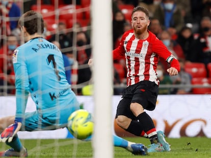 Muniain bate a Remiro en la acción del cuarto gol del Athletic.