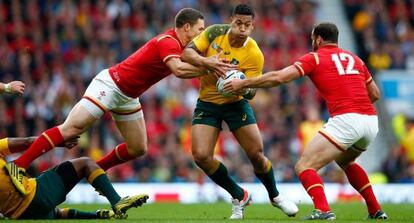 George North, de Gales, detiene al australiano Israel Folau