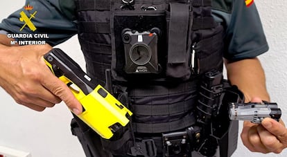 Una agente de la Guardia Civil muestra una pistola eléctica y los proyectiles que dispara, en una imagen facilitada por el instituto armado.