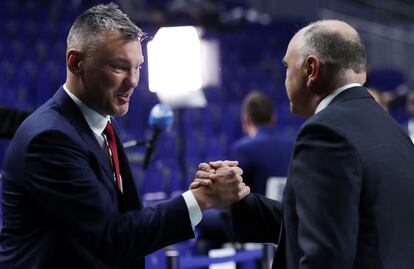 Laso y Jasikevicius se saludan antes de un Madrid-Barça de la temporada pasada. ACBPHOTO