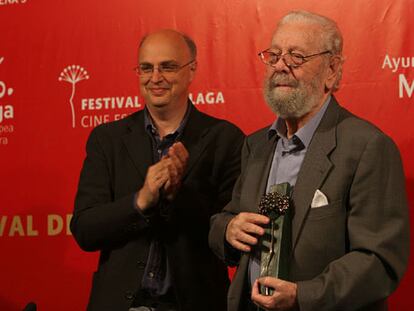 Luis García Berlanga (a la derecha) recoge el premio La Película de Oro en presencia de Salomon Castiel.