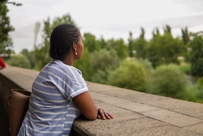 Adama, víctima de mutilación genital femenina que se ha sometido a una operación de reconstrucción, en Lleida, el 9 de julio.