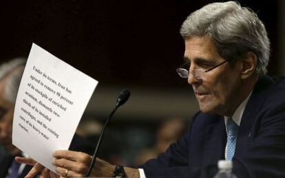 El secretario de Estado, John Kerry, lee su comparecencia ante el Senado.