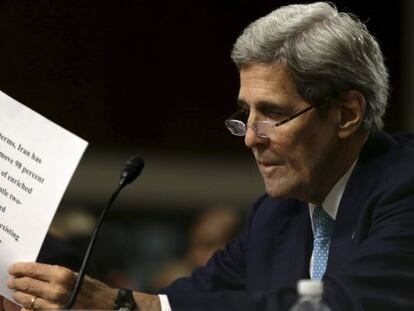 El secretario de Estado, John Kerry, lee su comparecencia ante el Senado. 