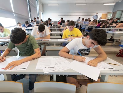 Alumnos en las pruebas de la Evaluación del Bachillerato para el Acceso a la Universidad (Ebau), este lunes en Murcia.