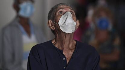 Un hombre con mascarilla reza en una iglesia de Caracas, en Venezuela.