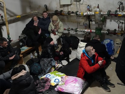 Un grupo de personas se refugia en el metro de Kiev durante los bombardeos de la noche del jueves.