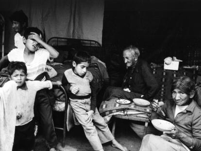 Una familia en la barriada Villa Mar&iacute;a del Triunfo de Lima (Per&uacute;) en 1984.