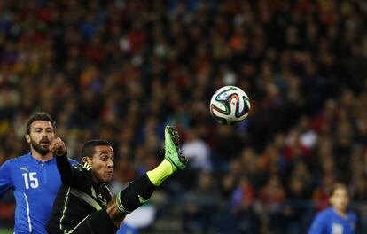  Thiago Alcantara y Andrea Barzagli durante el partido. 