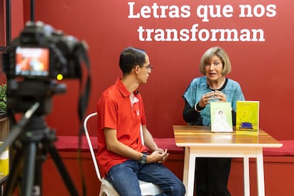 Lídia Jorge conversa con uno de sus lectores, durante su firma de libros.