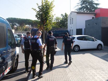 Agentes de los Mossos de'Esquadra investigan la agresión sexual que se ha producido en Igualada (Barcelona).