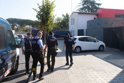 Agentes de los Mossos de'Esquadra investigan la agresión sexual que se ha producido en Igualada (Barcelona).