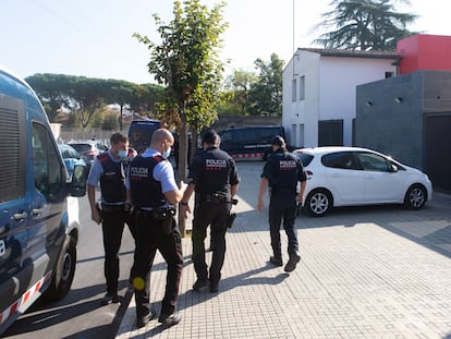 Agentes de los Mossos de'Esquadra investigan la agresión sexual que se ha producido en Igualada (Barcelona).