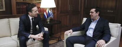 El primer ministro griego, Alexis Tsipras (dcha), mantiene una reuni&oacute;n con el presidente del Eurogrupo, Jeroen Dijsselbloem (izq).