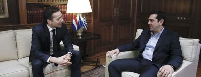 El primer ministro griego, Alexis Tsipras (dcha), mantiene una reunión con el presidente del Eurogrupo, Jeroen Dijsselbloem (izq).