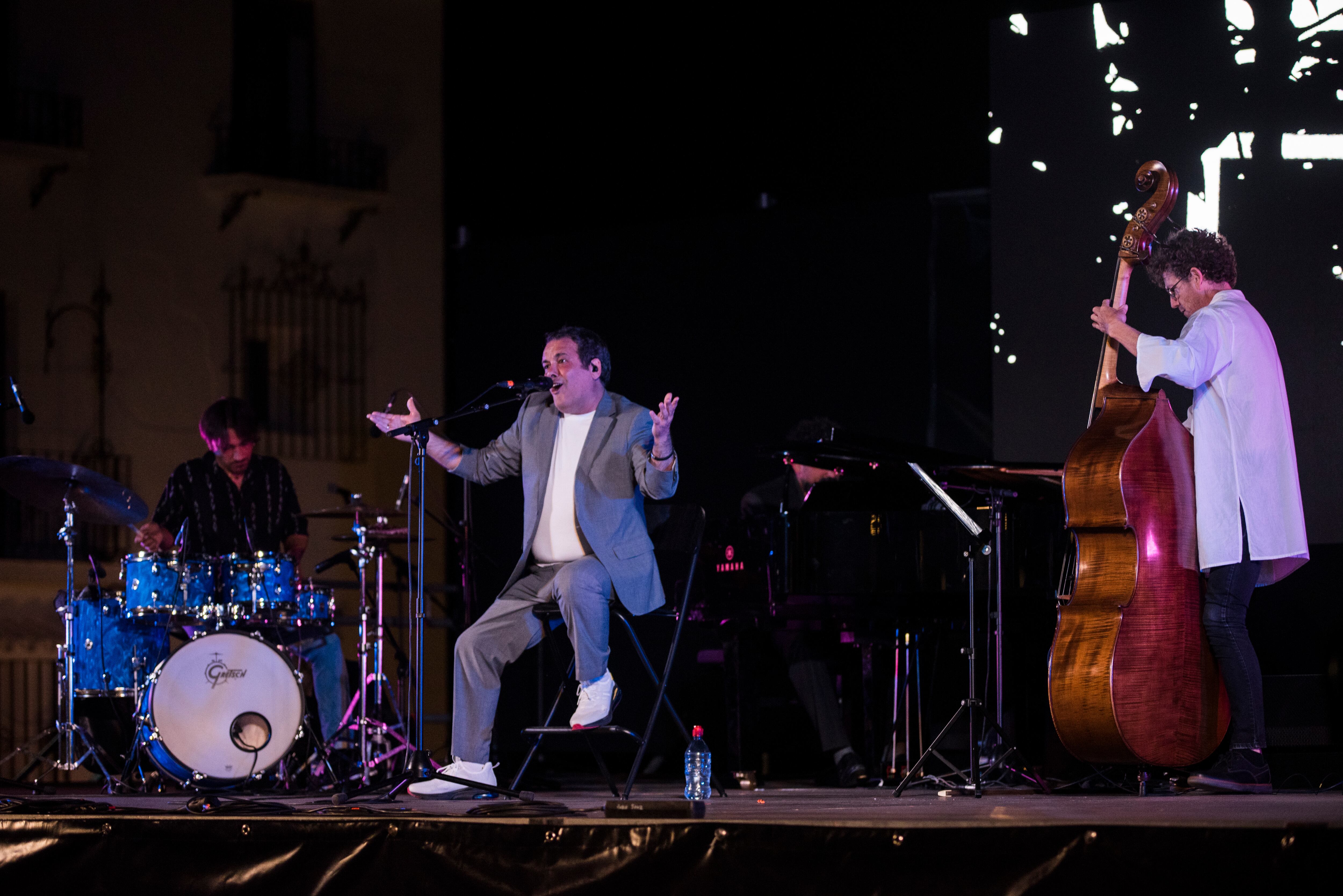 Miguel Ortega, acompañado al piano por Pablo Suárez, en el festival Rosa Fina de Casares (Málaga), en julio de 2023.