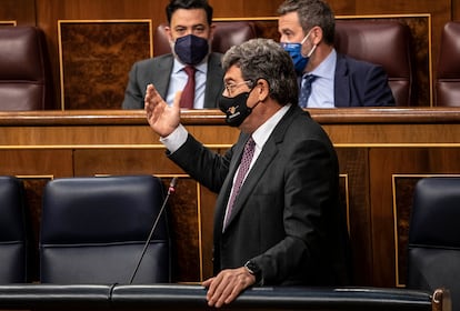 El ministro de Inclusión, Seguridad Social y Migraciones, José Luis Escrivá, durante su intervención en la sesión de control al Ejecutivo de este miércoles en el Congreso