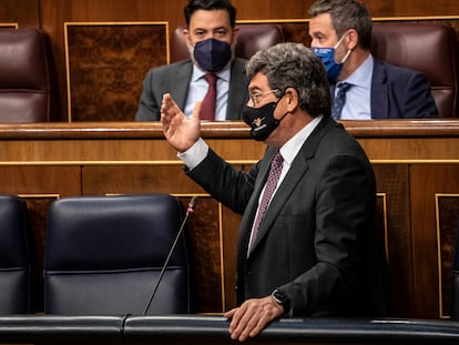 El ministro de Inclusión, Seguridad Social y Migraciones, José Luis Escrivá, durante su intervención en la sesión de control al Ejecutivo de este miércoles en el Congreso