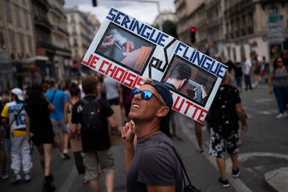 Participantes en la manifestación contra el certificado covid en Marsella (Francia), este sábado.