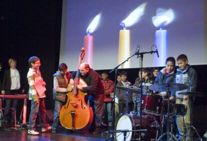 Un grupo de participantes en las jornadas didácticas sobre jazz experimentan con la batería y el contrabajo.
