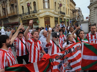 Aficionados del Athletic pasean por las calles de Bucarest.