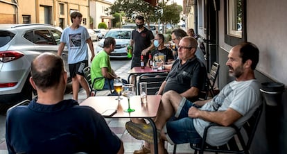 Unos clientes toman un aperitivo en la terraza del Gi-Gi, en el municipio de Quart, en la provincia de Girona. / TONI FERRAGUT