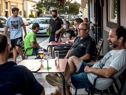 Unos clientes toman un aperitivo en la terraza del Gi-Gi, en el municipio de Quart, en la provincia de Girona. / TONI FERRAGUT