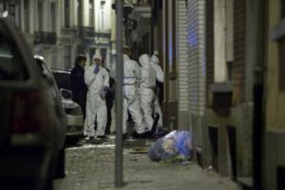 Policías y forenses en la entrada de la mezquita este lunes.
