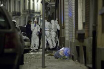 Polic&iacute;as y forenses en la entrada de la mezquita este lunes. 