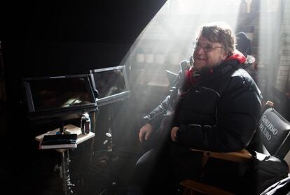 El cineasta mexicano Guillermo del Toro, en una imagen de promoción, durante el rodaje de 'La cumbre escarlata'.